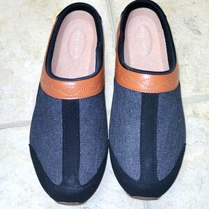 Easy Spirit women's clogs. NWOT. Very comfortable and excellent condition.